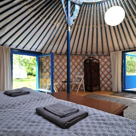 Idyllic Yurt With Organic Fruit Garden Near Cesky Brod, Czech Republic Vakantiehuis *